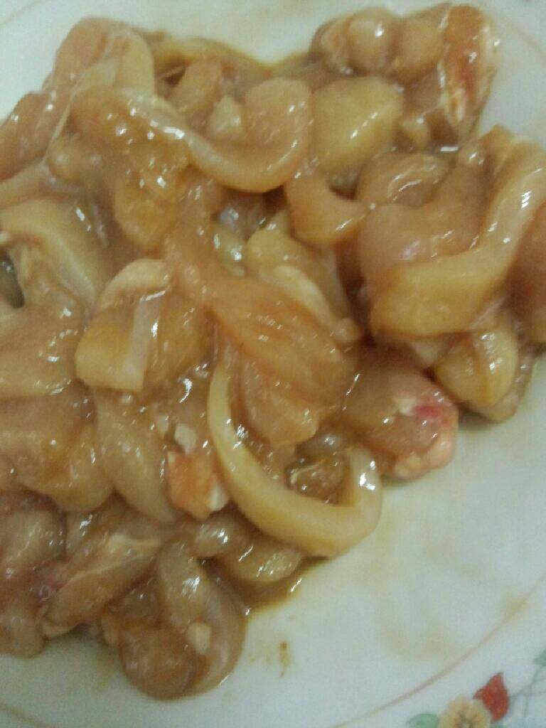 鸡胸肉炒青椒,<a style='color:red;display:inline-block;' href='/shicai/ 101'>鸡胸肉</a>洗干净切小片，用盐，<a style='color:red;display:inline-block;' href='/shicai/ 788'>生抽</a>，<a style='color:red;display:inline-block;' href='/shicai/ 721'>蚝油</a>，<a style='color:red;display:inline-block;' href='/shicai/ 512'>玉米淀粉</a>，<a style='color:red;display:inline-block;' href='/shicai/ 720'>胡椒粉</a>，腌制