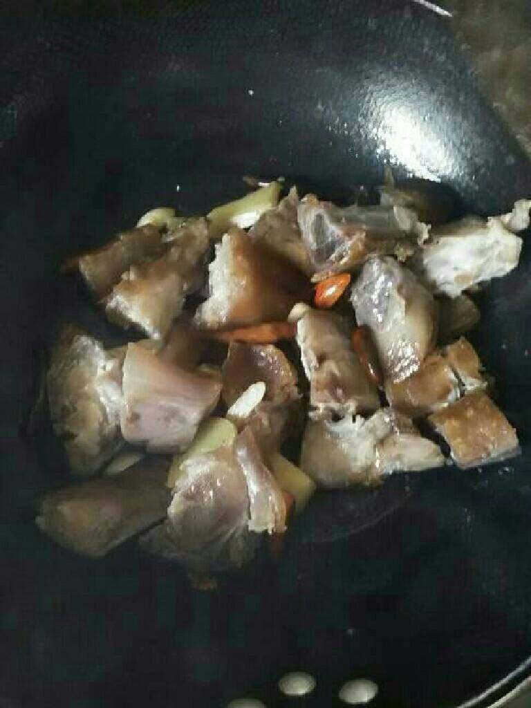 腊猪蹄炖萝卜,把猪蹄倒进里面翻炒