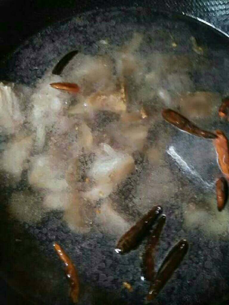 腊猪蹄炖萝卜,放入调料后,加水烧开后中火炖一个半小时了