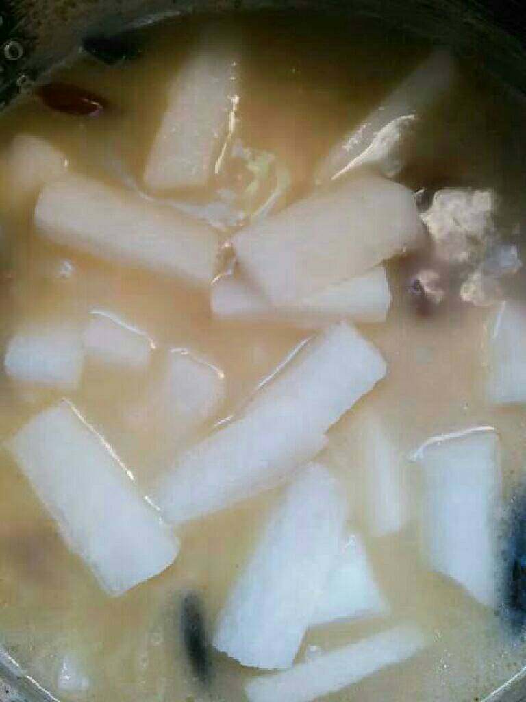 腊猪蹄炖萝卜,再放进萝卜条,小火炖半小时
