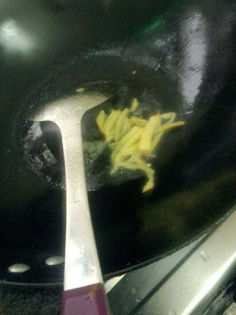 鸡胸肉炒青椒,锅加油烧热,放入姜丝爆香