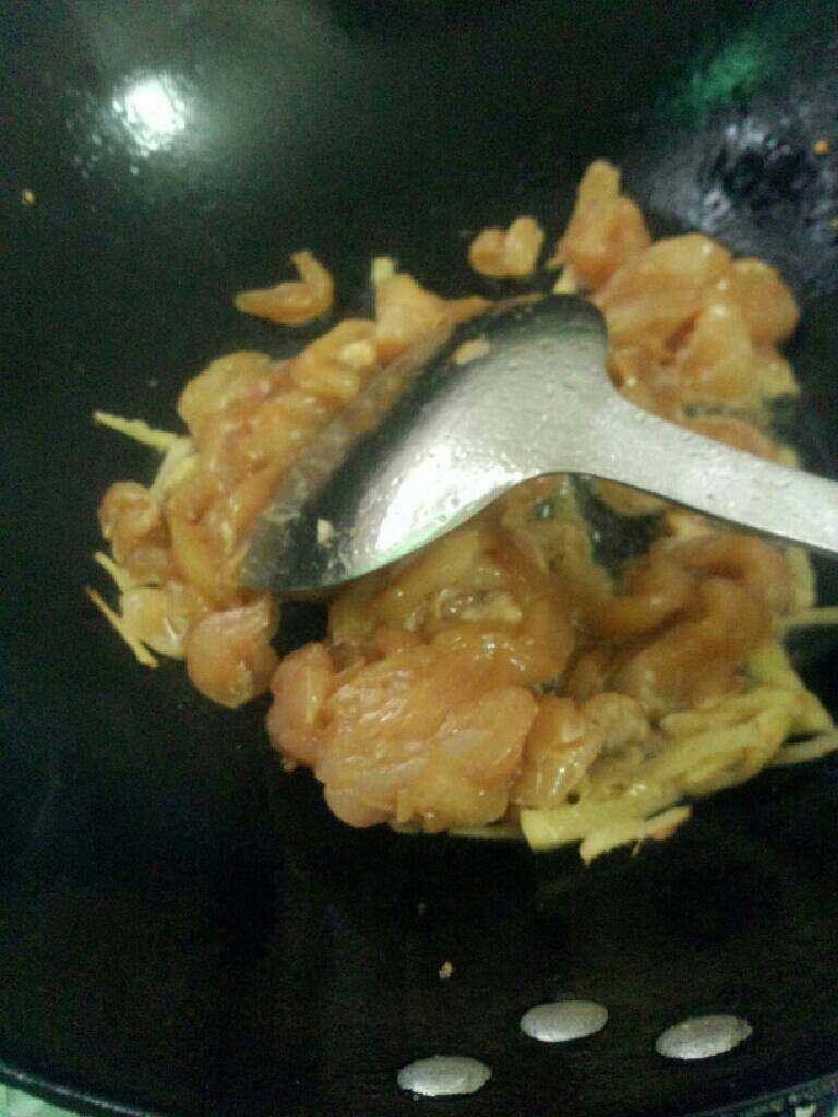 鸡胸肉炒青椒,在放入鸡胸肉炒