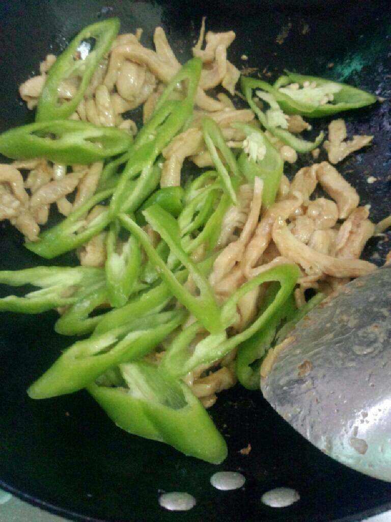 鸡胸肉炒青椒,炒至有六分熟左右,在放入青椒