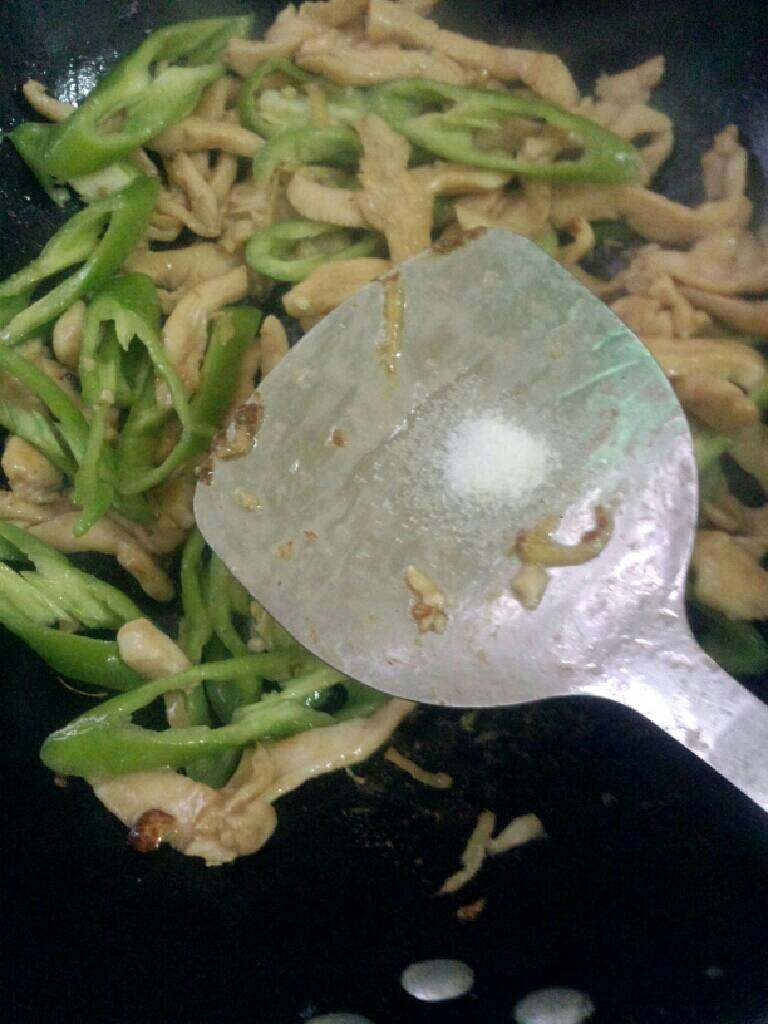 鸡胸肉炒青椒,加入少许盐