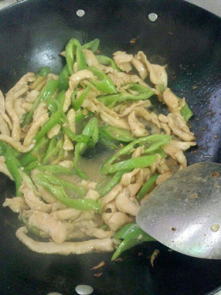 鸡胸肉炒青椒,炒熟即可关火