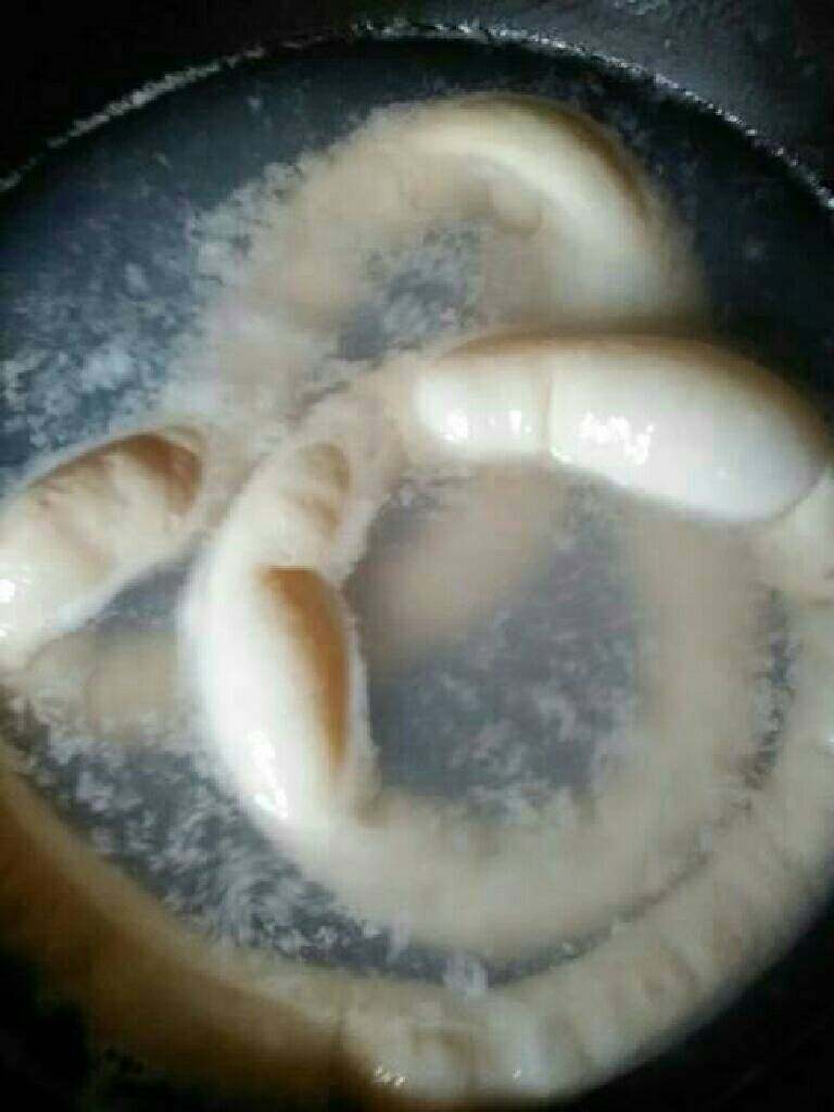 青椒炒肥肠,买来的肥肠洗干净放入烧开得水里煮一下