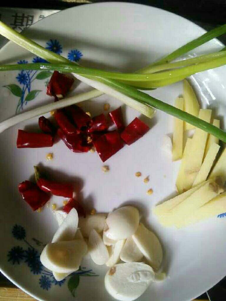 青椒炒肥肠,姜蒜葱切好,放一点干红辣椒