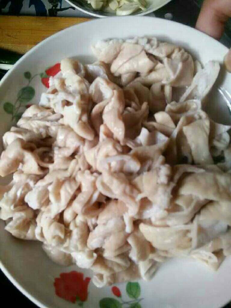 青椒炒肥肠,煮过的肥肠用清水洗洗去油脂再切好