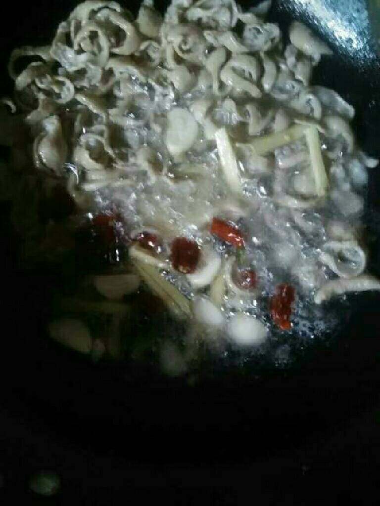 青椒炒肥肠,放入姜蒜红辣椒爆香