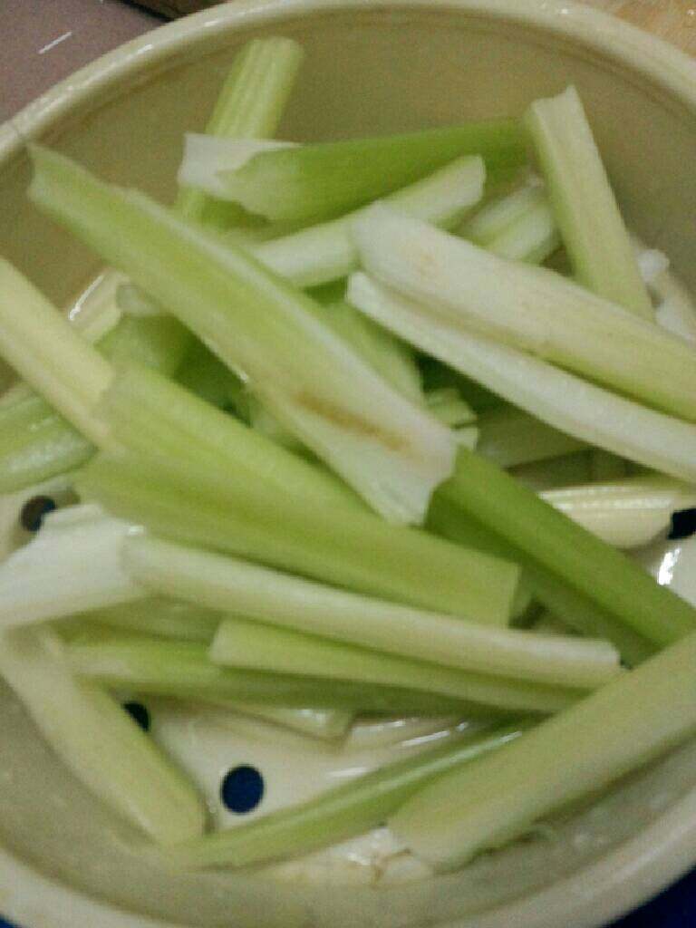 芹菜炒腊肠,<a style='color:red;display:inline-block;' href='/shicai/ 125'>芹菜</a>撕丝，切小条