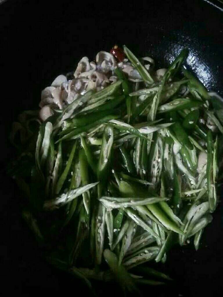 青椒炒肥肠,放入青椒丝