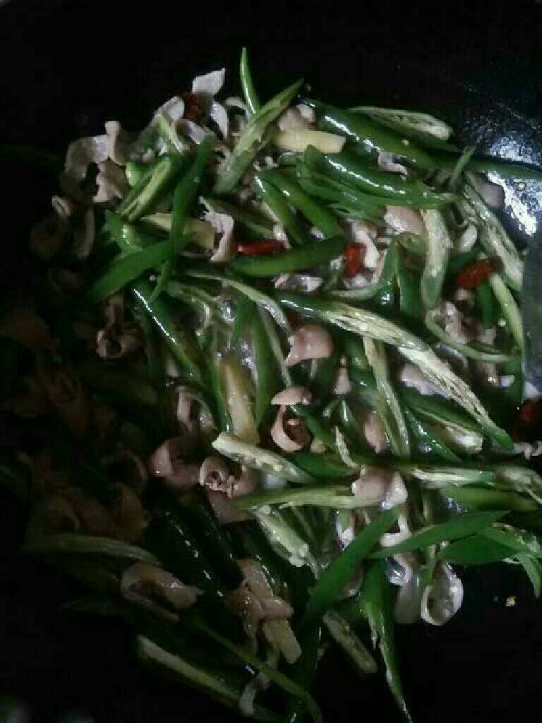 青椒炒肥肠,翻炒快熟了放入盐、鸡精、花椒油、料酒(去腥味)