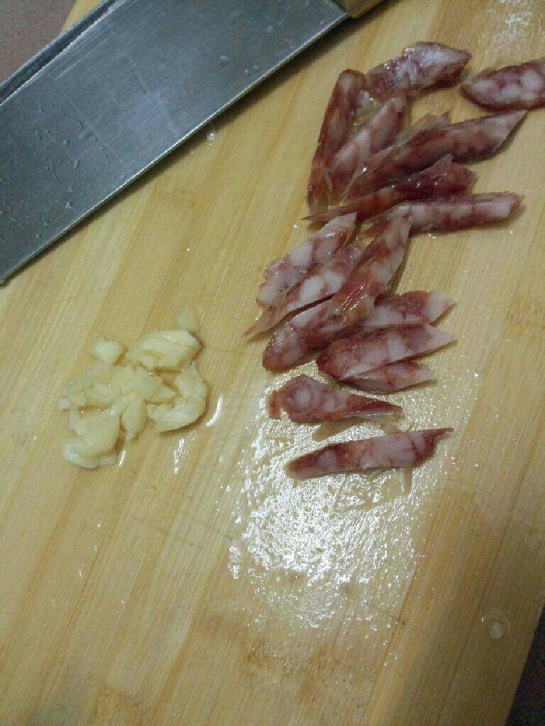 芹菜炒腊肠,<a style='color:red;display:inline-block;' href='/shicai/ 4536'>腊肠</a>切小块，蒜切碎