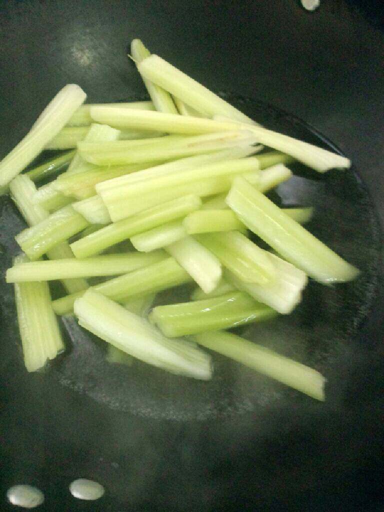 芹菜炒腊肠,锅加水烧开，放入芹菜过焯水