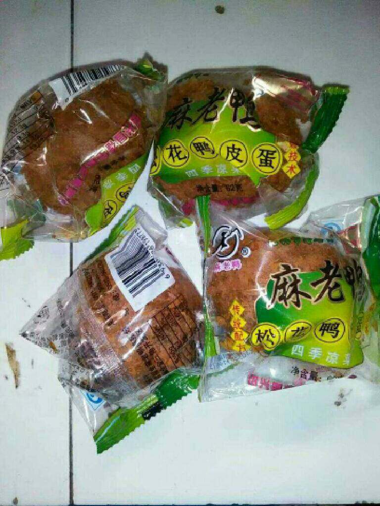 凉拌皮蛋。,准备几个皮蛋
