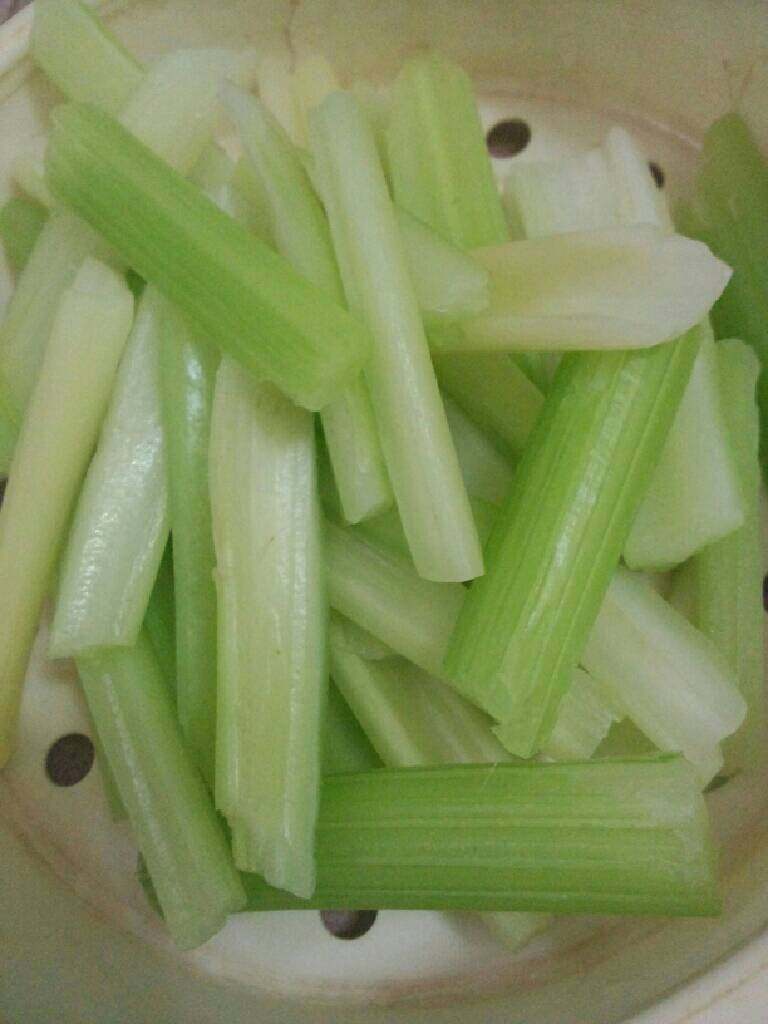 芹菜炒腊肠,在捞起来待用