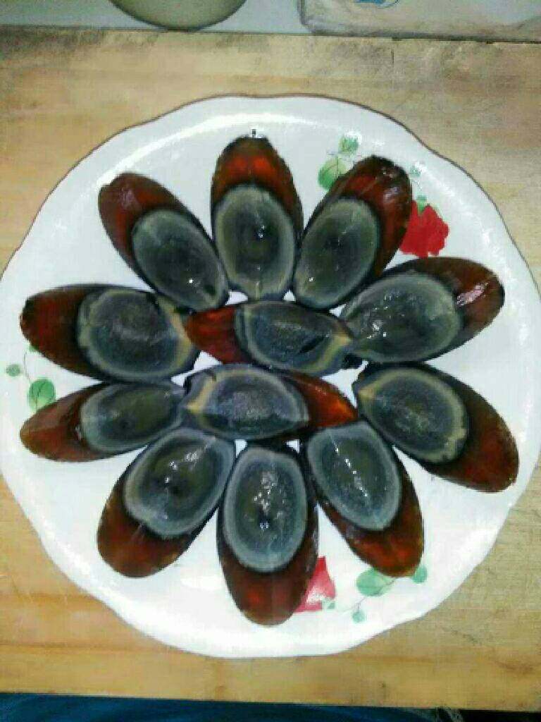 凉拌皮蛋。,剥好二分为四，摆盘