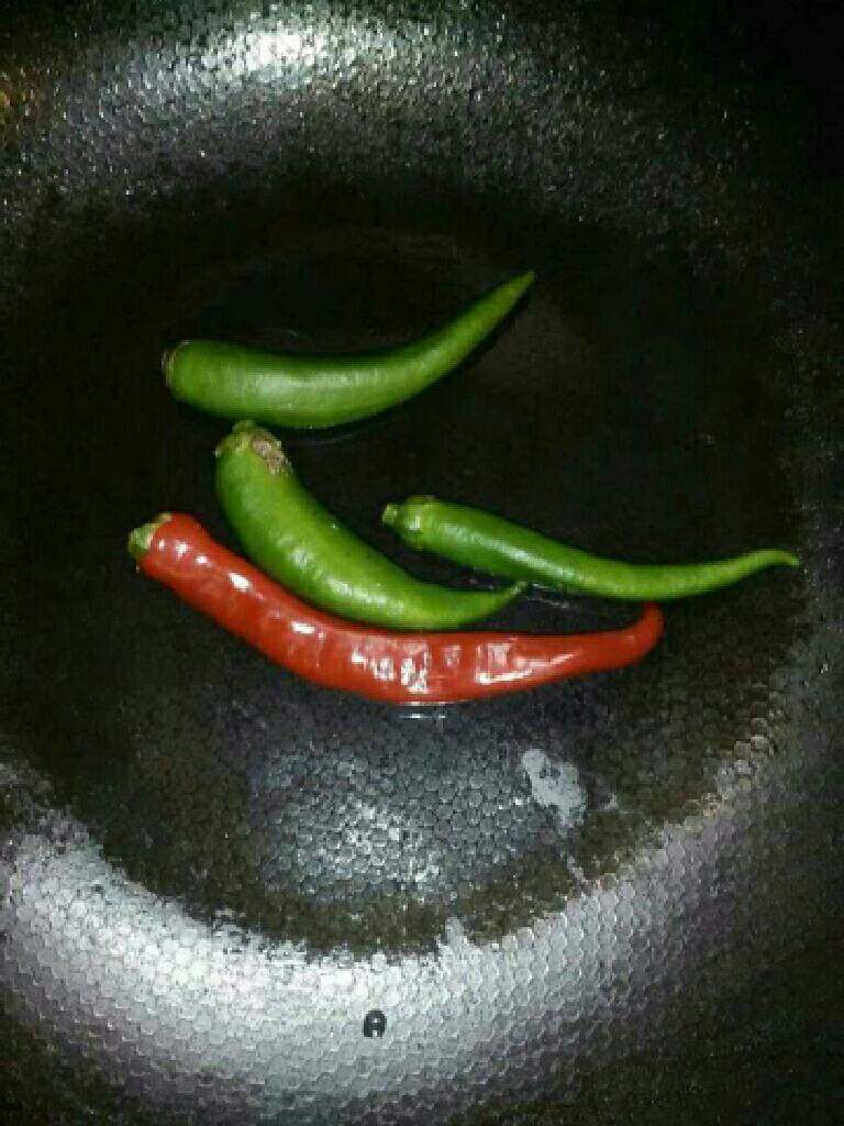 凉拌皮蛋。,准备点辣椒放锅里炒熟
