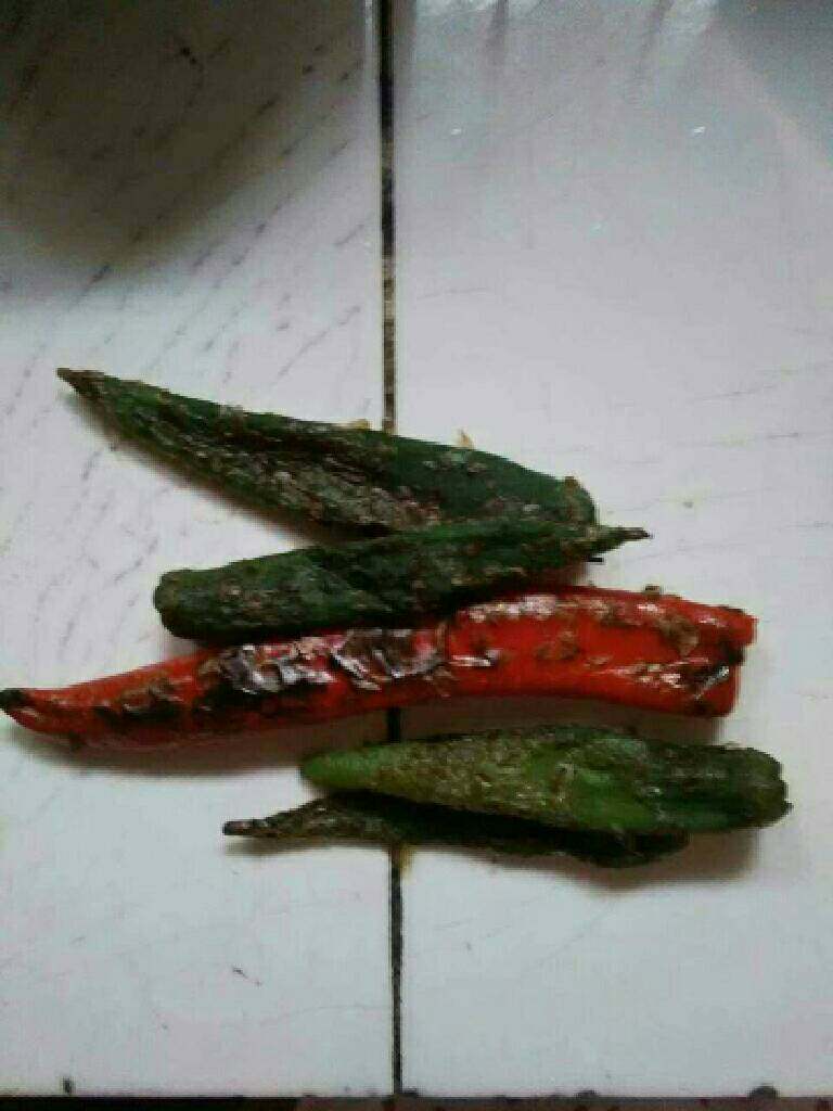 凉拌皮蛋。,炒好的辣椒
