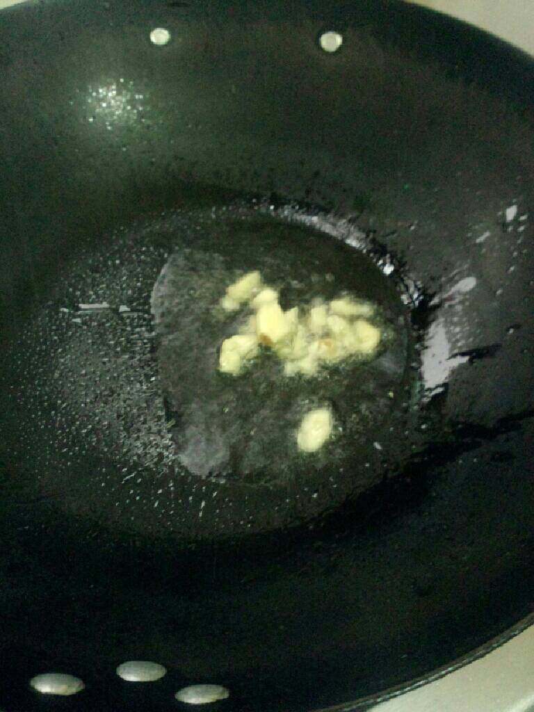 芹菜炒腊肠,锅加油烧热，放蒜爆香