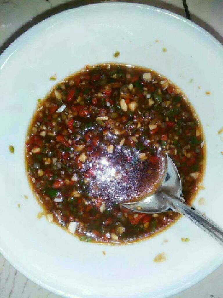 凉拌皮蛋。,这是调均匀好的辣椒酱
