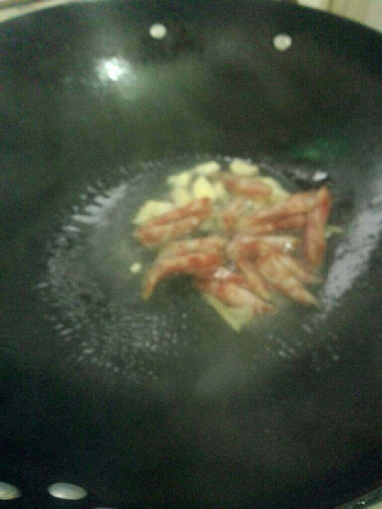 芹菜炒腊肠,在放腊肠略炒