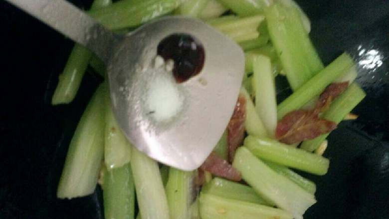 芹菜炒腊肠,在放入芹菜，加入盐和<a style='color:red;display:inline-block;' href='/shicai/ 721'>蚝油</a>