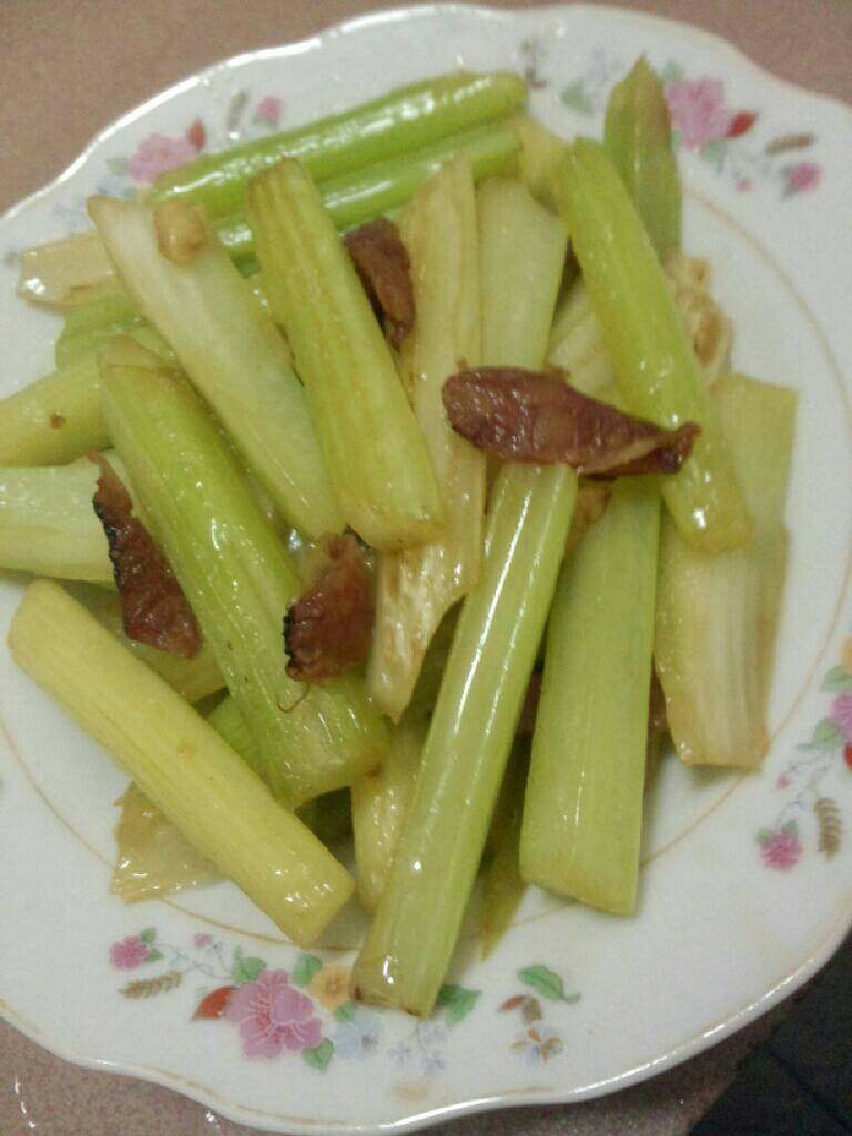 芹菜炒腊肠,盛盘