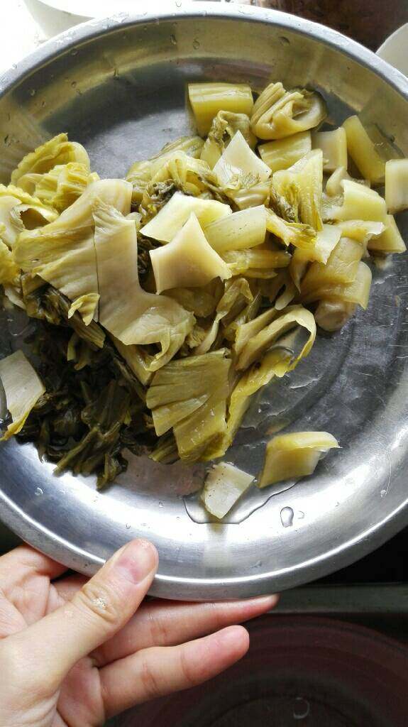 酸菜鱼,酸菜切小段,用水泡下