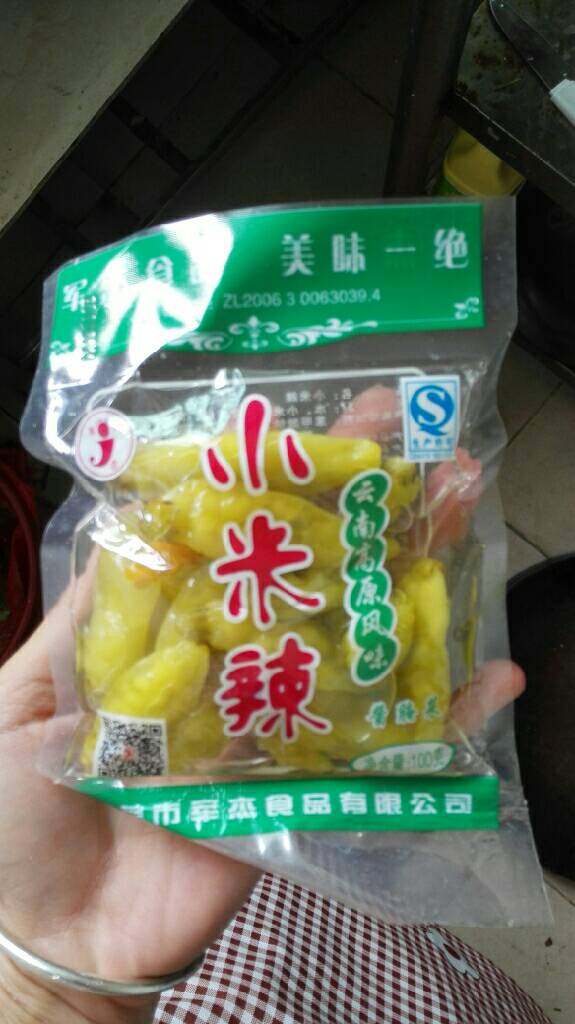 酸菜鱼,锅里热油,放酸菜包下去爆炒,加酸菜,加点姜,加二个小米椒