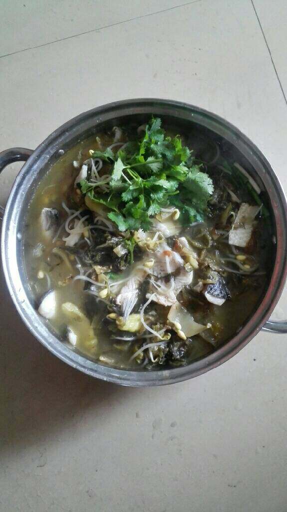 酸菜鱼,再次沸腾后即可,装盆放上香菜姜即可