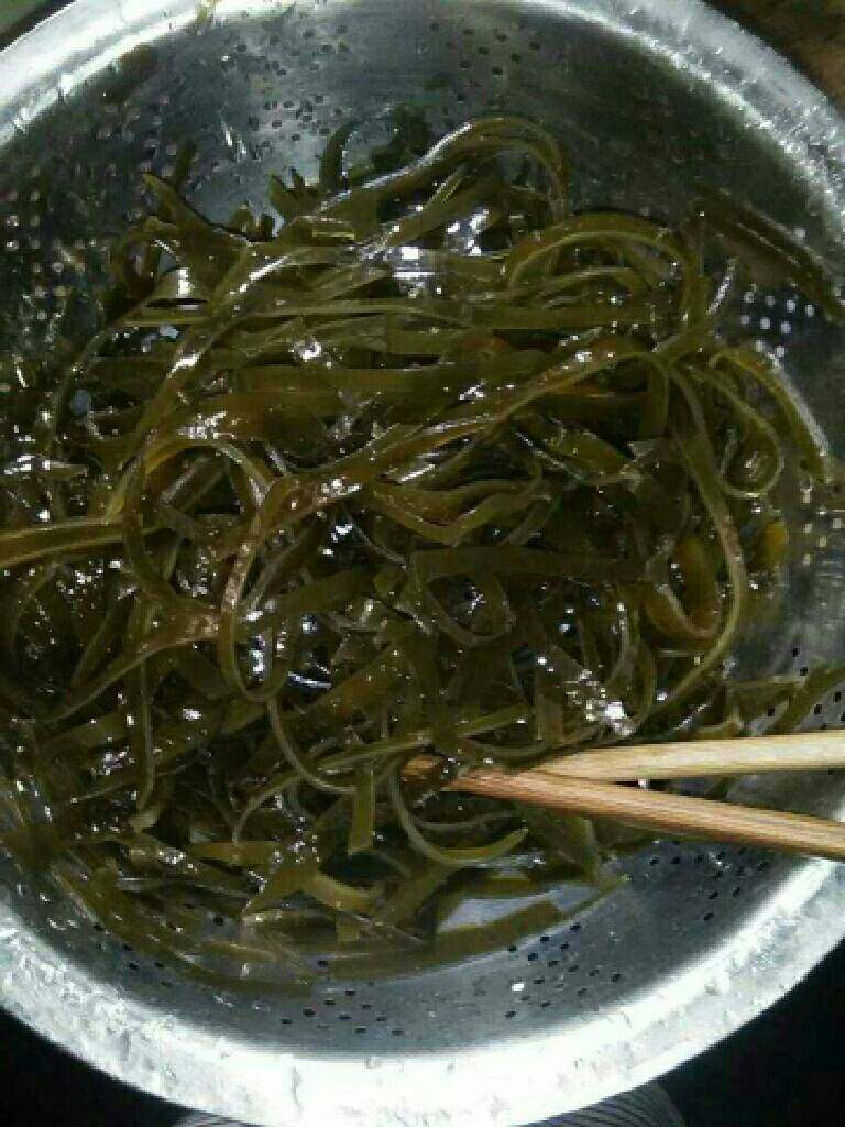 凉拌海带丝,煮熟了的海带丝捞出来在冷水里过凉后沥干