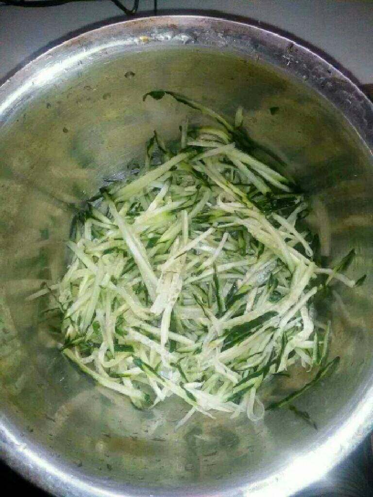 凉拌海带丝,青瓜切丝
