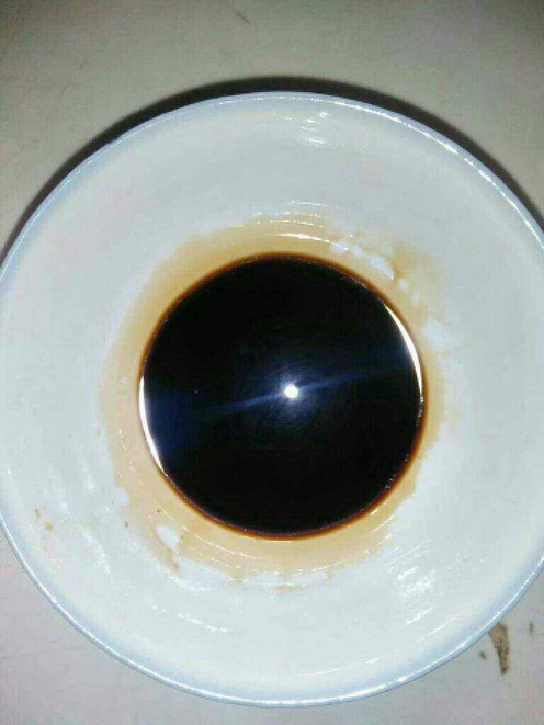 凉拌海带丝,碗里放入酱油
