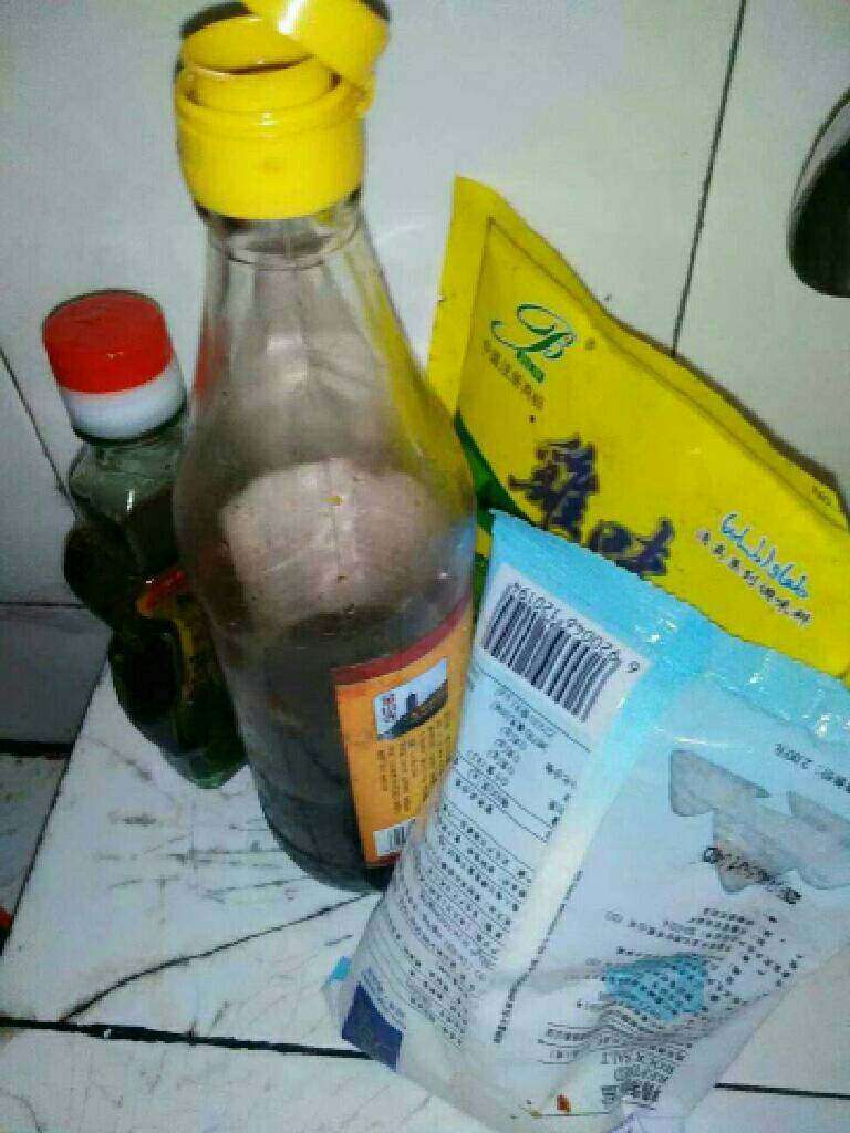 凉拌海带丝,接着再放入盐，鸡精，花椒油，醋都适量
