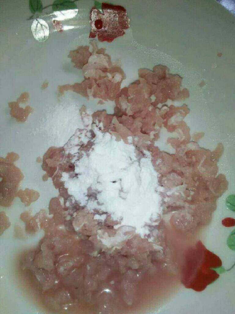 皮蛋瘦肉粥,适量的瘦肉切末，放点淀粉
