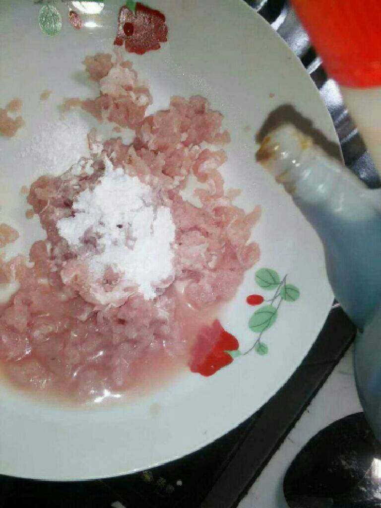 皮蛋瘦肉粥,再倒入点酱油搅拌均匀
