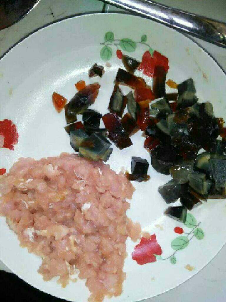 皮蛋瘦肉粥,皮蛋切丁
