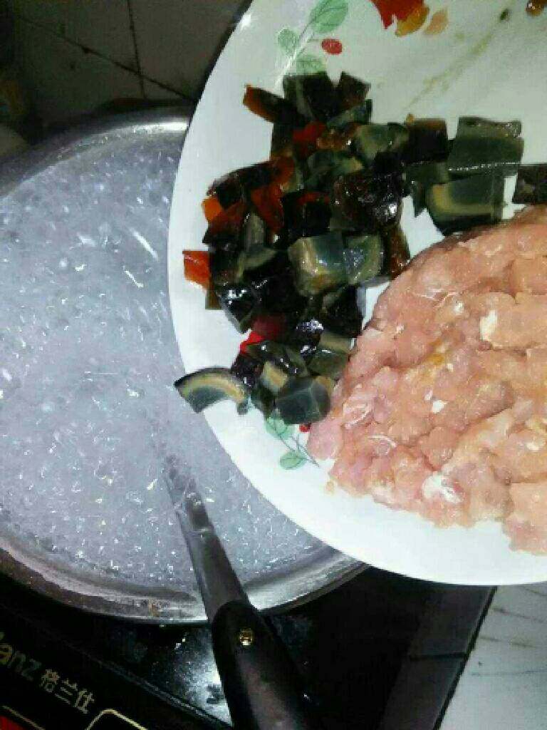 皮蛋瘦肉粥,锅里放米煮开后放入瘦肉和皮蛋
