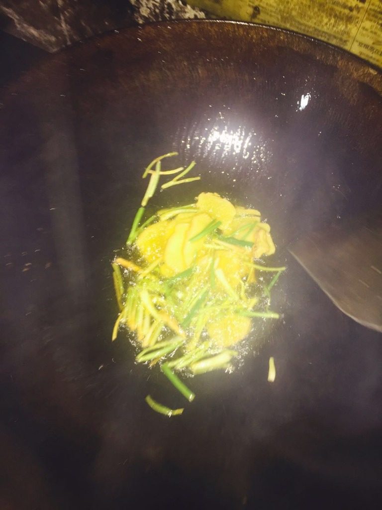 姜葱炒蟹,热油下姜片和葱白段爆香
