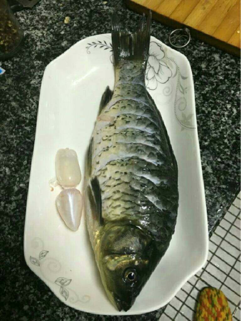 豆鼓蒸鲫鱼,
鲫鱼一条
大葱一根
豆豉适量（老干妈也行）
姜三片
料
将鲫鱼破肚清洗干净后两面用刀划上几刀装盘。
