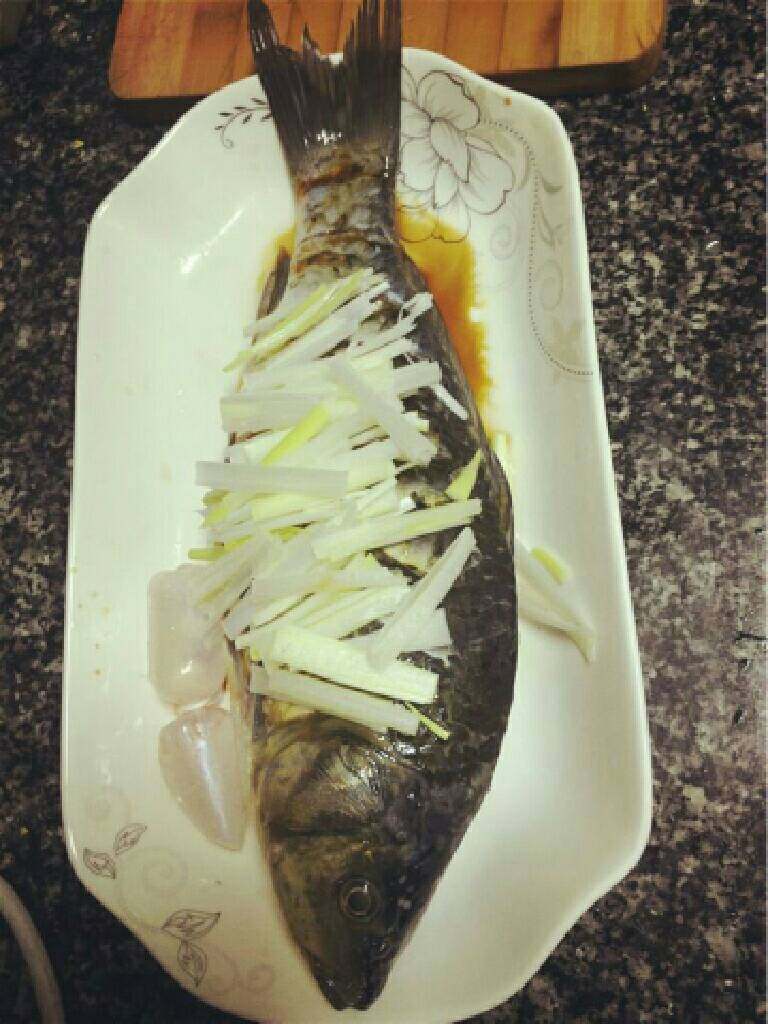 豆鼓蒸鲫鱼,撒上葱丝
