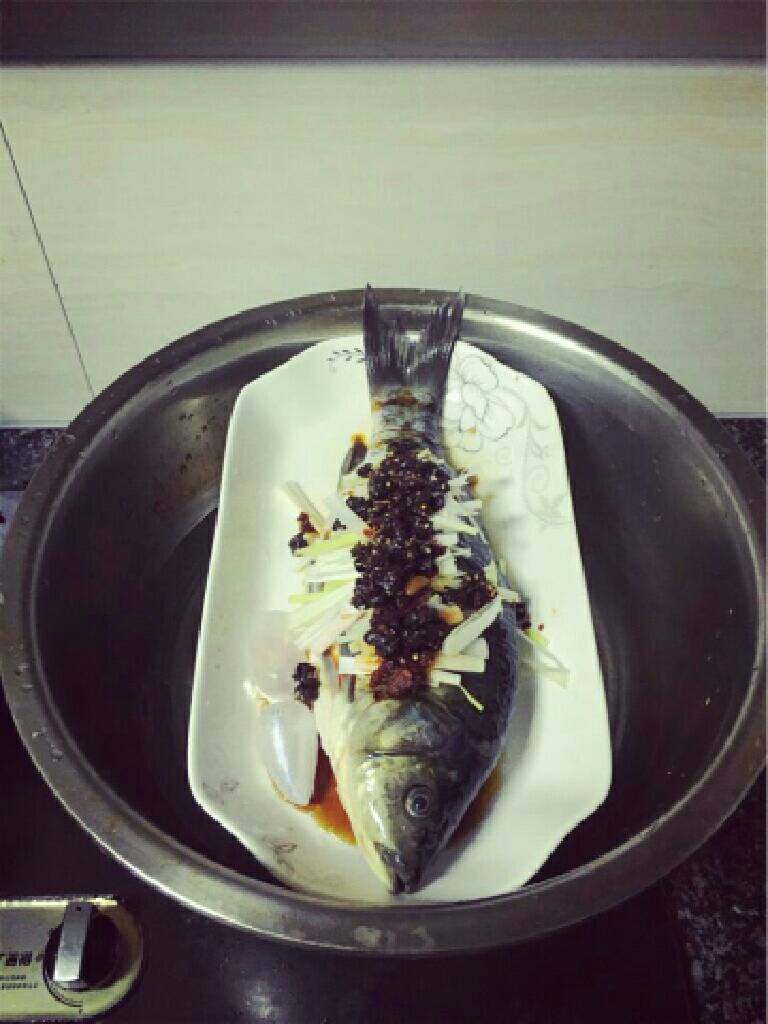 豆鼓蒸鲫鱼,
将配好料的鱼上锅大火蒸15～20分钟。
