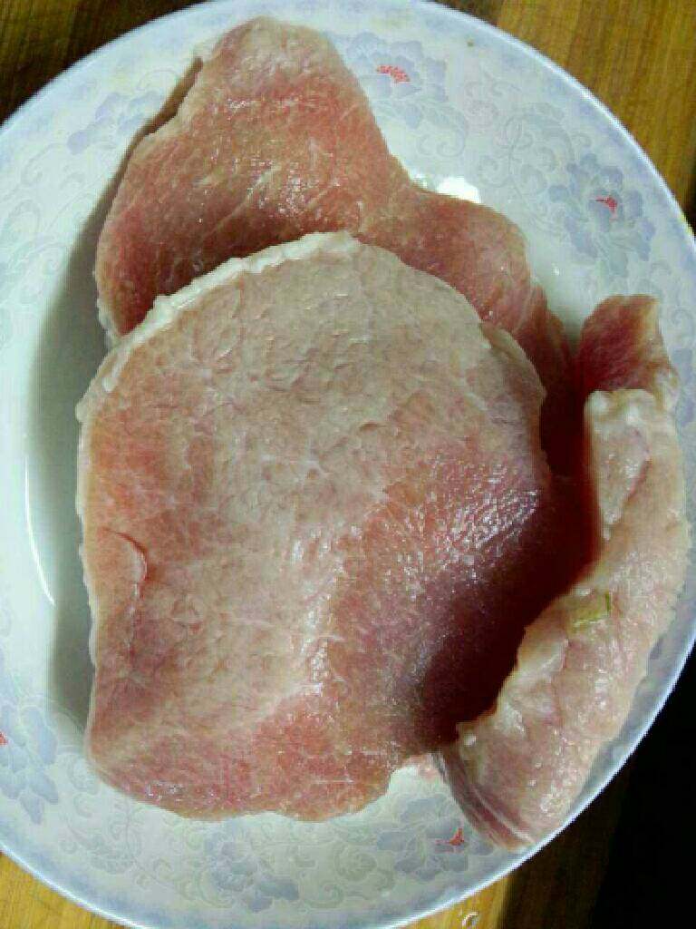 糖醋猪肉条,备料：精瘦猪肉，白糖，番茄酱，葱，姜，鸡蛋液，面粉，淀粉
