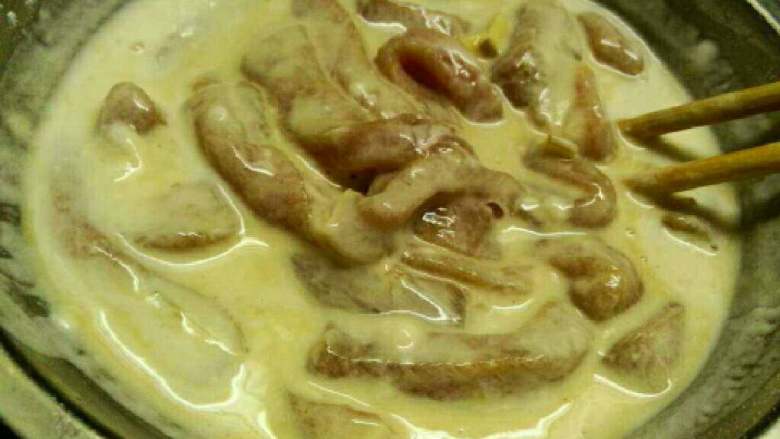 糖醋猪肉条,肉腌半小时以后，调好面糊，把腌好的肉条沾上面糊，面糊要适中，就是肉条丢进去，筷子夹起来能沾着面糊就行
