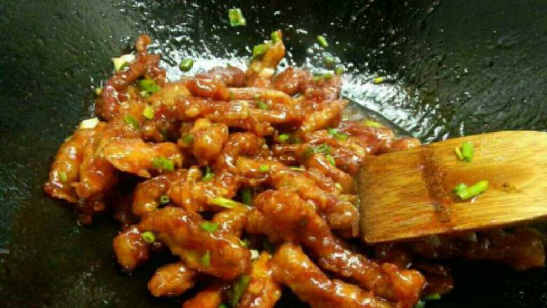 糖醋猪肉条,肉条下锅，这个速度要快，炒一会番茄酱炒匀，然后加调味精，香葱就可以出锅了，出锅要马上吃，口味会更好，酥脆，时间久了就没这个脆劲了
