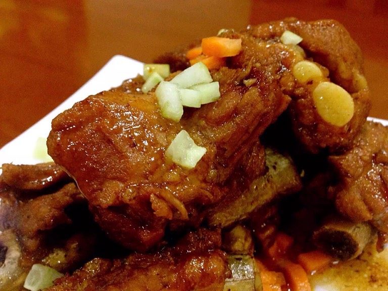 三杯酱排骨,熬制过程中注意看看锅里汤汁的情况，熬至收汁就可以夹起装盘。