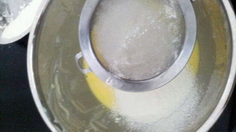 乳酪戚风蛋糕,过筛加入面粉,拌至无颗粒