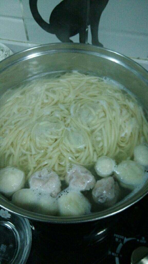 最简拌面,煮面，连同<a style='color:red;display:inline-block;' href='/shicai/ 335'>鱼丸</a>一起煮，<a style='color:red;display:inline-block;' href='/shicai/ 526'>面条</a><a style='color:red;display:inline-block;' href='/shicai/ 335'>鱼丸</a>熟后，煮下<a style='color:red;display:inline-block;' href='/shicai/ 115'>油菜</a>