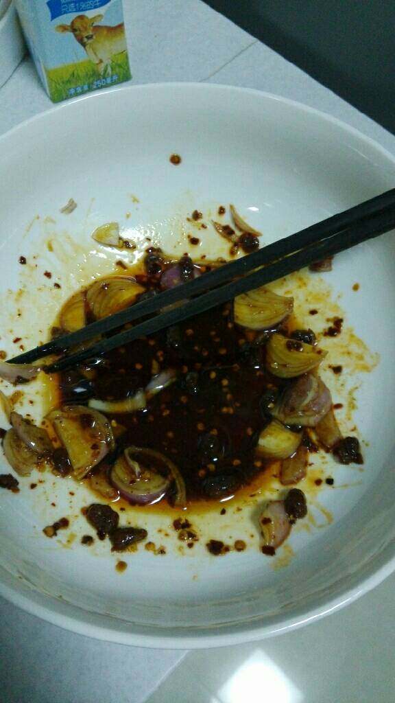 最简拌面,将葱花，<a style='color:red;display:inline-block;' href='/shicai/ 852'>辣椒油</a>，<a style='color:red;display:inline-block;' href='/shicai/ 692'>酱油</a>，<a style='color:red;display:inline-block;' href='/shicai/ 847'>香油</a>，盐，<a style='color:red;display:inline-block;' href='/shicai/ 717'>味精</a>，<a style='color:red;display:inline-block;' href='/shicai/ 10588'>糖</a>和醋，<a style='color:red;display:inline-block;' href='/shicai/ 720'>胡椒粉</a>拌均